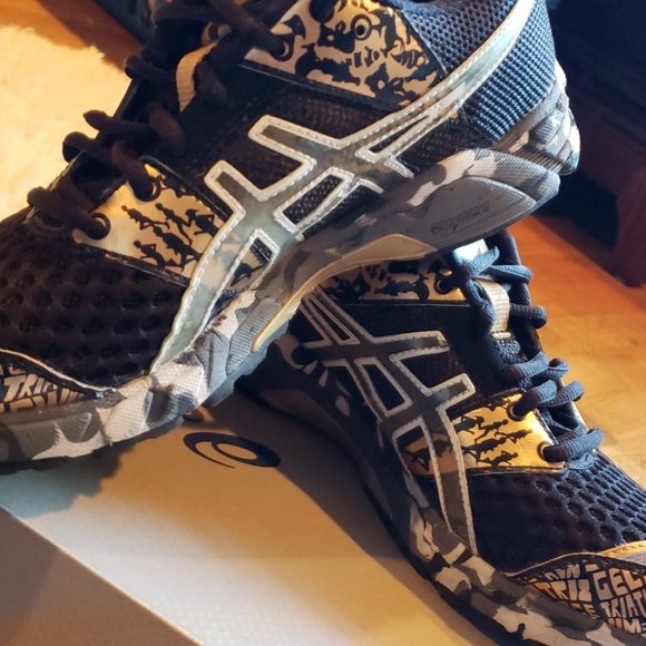 black and gold asics running shoes